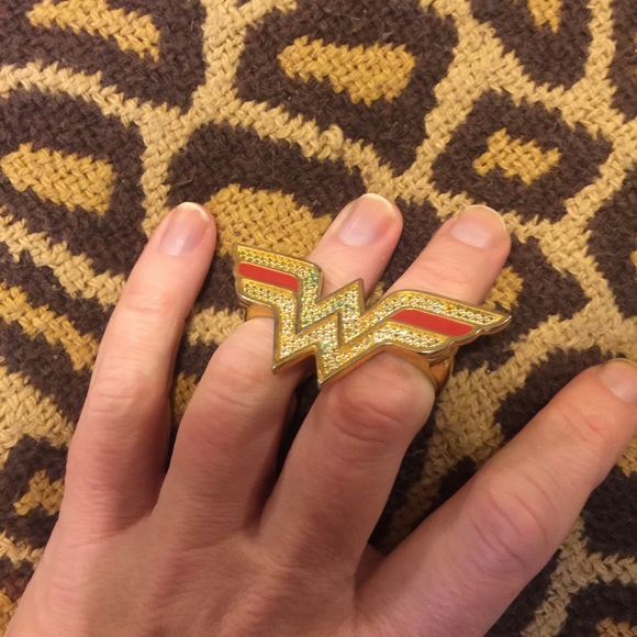 BNWT: WONDER WOMAN DC Comics knuckle ring - Picture 2 of 3